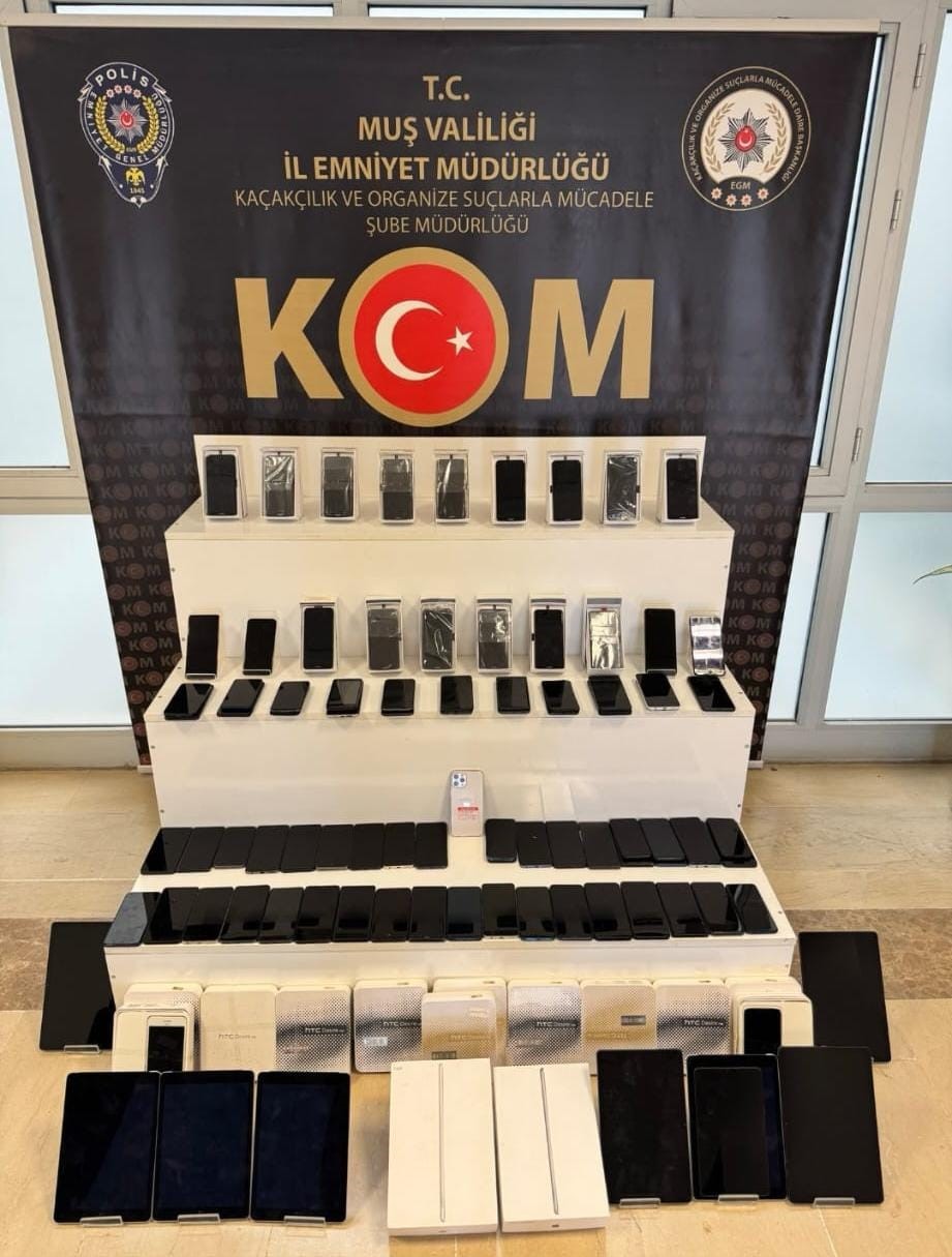 mus-ta-kacakcilik-operasyonu-98-adet-cep-telefonu-11-adet-tablet-ve-20-kilo-nargile-tutunu-ele-gecirildi