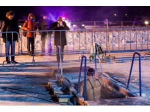 Rusya Sağlık Bakanlığından Buzlu Suya Giren Ruslara Öneriler