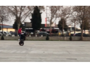 Motosikletli Magandalar Tek Teker Üzerinde İlerledi, İnsanların Hayatını Hiçe Saydılar