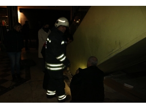 3 Gün Yürüyen Merdiven Altında Mahsur Kalan Felçli Kediyi İtfaiye Erleri Kurtardı