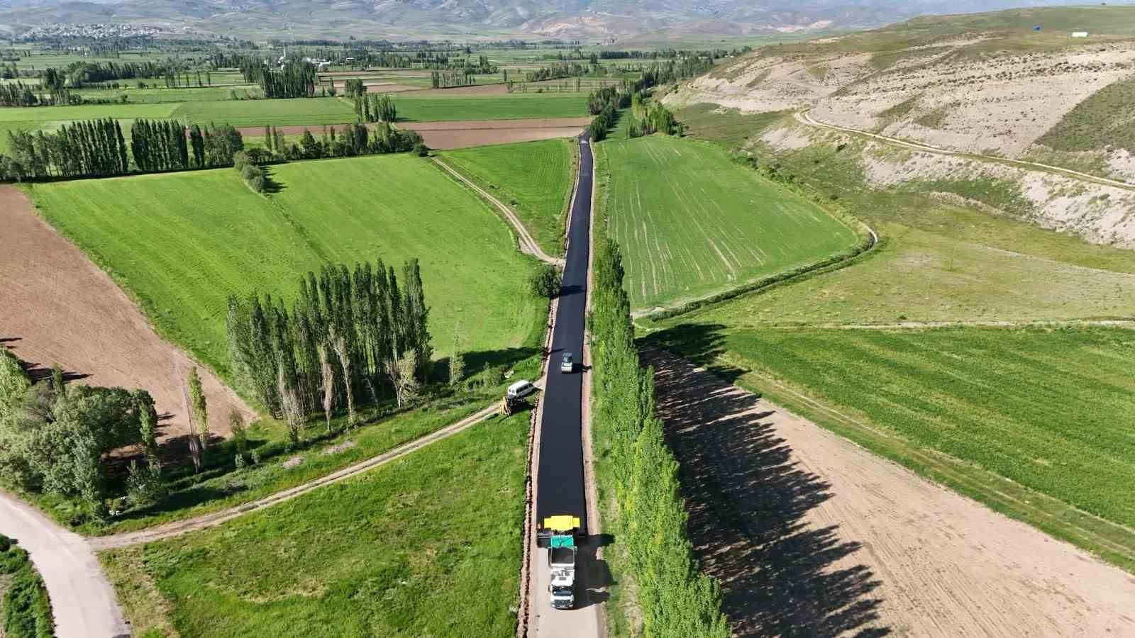 25-koyun-ulasimini-saglayan-ispir-grup-yolu-asfaltlaniyor