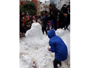 Karne Alan Çocuklara Kar Sürprizi