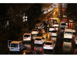 Kaygan Yol Kazaya Neden Oldu; 4 Araç Birbirine Girdi