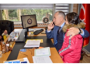 Trafik Lambalarında Su Satan Minik Kız Teşekkür Aldı