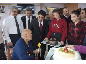 Huzurevi Sakini Yusuf Amcaya Doğum Günü Sürprizi