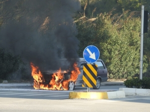 Antalya’da Alev Alan Otomobil Kullanılmaz Hale Geldi