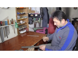 Eşine Yardım İçin Başladı, İlçede Tek Bıçak Kadın Ustası Oldu