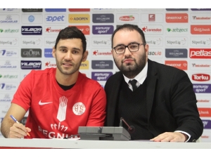 Veysel Sarı, Antalyaspor’a İmzayı Attı