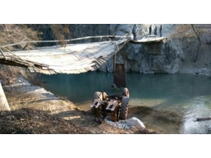 Köprüden Geçmeye Çalışan Traktör Dereye Düştü