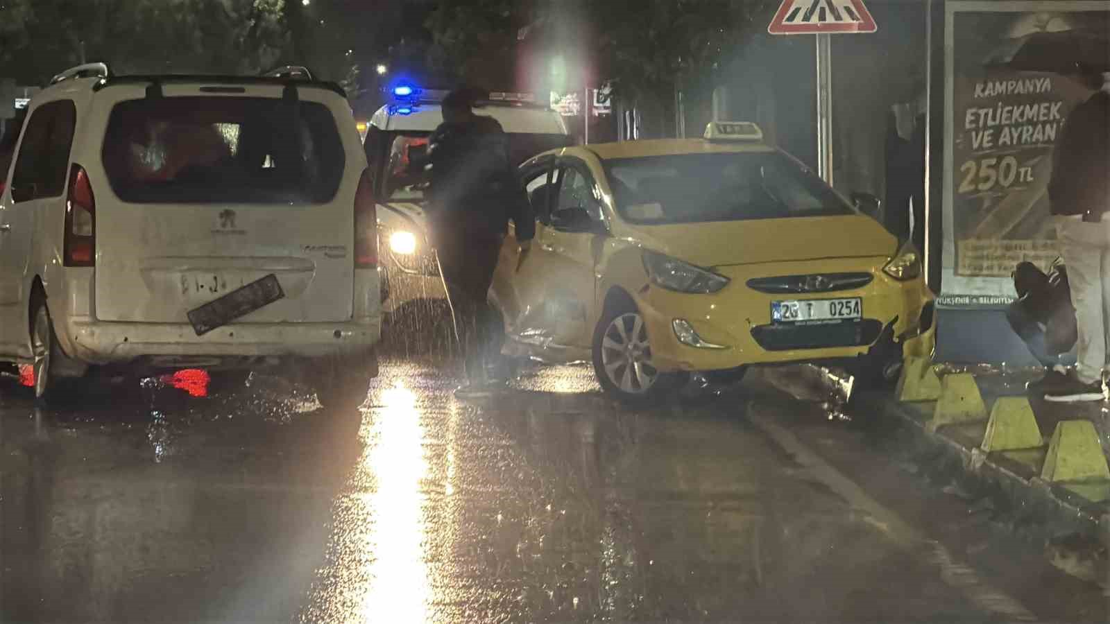 eskisehir-de-taksi-ile-panelvan-carpisti-3-yarali