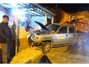 Kontrolden Çıkan Araç Bahçe Duvarına Çarptı