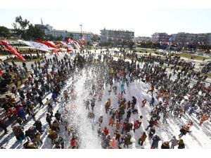 Dağlardan Çocuklar İçin 30 Kamyon Kar Getirildi