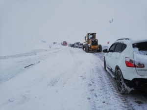 Karayolunda Mahsur Kalan Onlarca Araç 1 Saatte Kurtarıldı