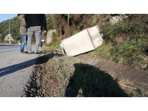 Kamyonet Yoldan Çıkıp Su Kanalına Devrildi
