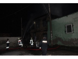 Tarsus’ta İki Evin Kullanılmaz Hala Geldiği Yangın Mahalleliyi Korkuttu