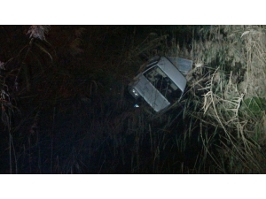 Otomobiliyle Dereye Uçan Alkollü Sürücü Polise Zor Anlar Yaşattı