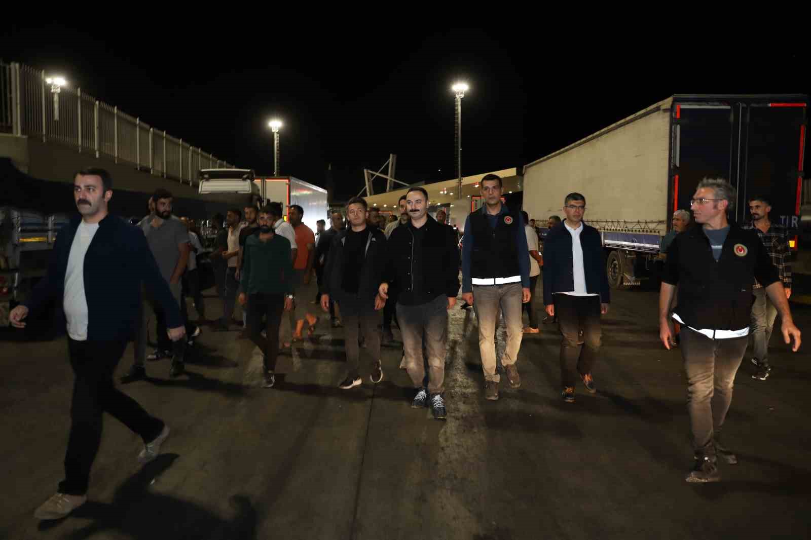 dogubayazit-kaymakami-ayvat-tan-gurbulak-gumruk-kapisi-na-gece-denetimi