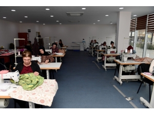 Mersin’de Engelli Ailelerine Dikiş Kursu Veriliyor