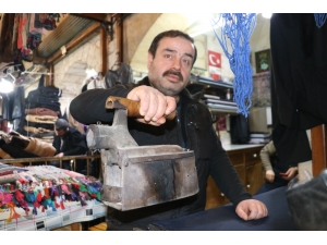 Bu Ütü Mangal Kömürüyle Çalışıyor