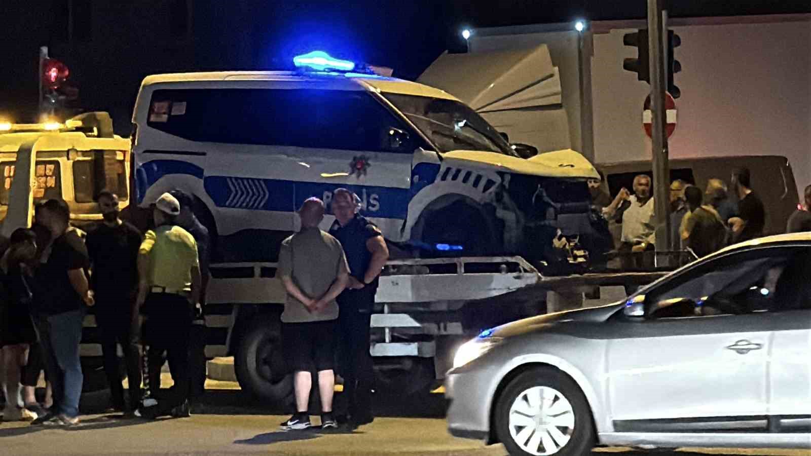 polis-araci-ile-otomobil-carpisti-2-si-polis-3-yarali