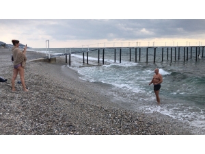 Rus Turistler Soğuk Havaya Aldırış Etmeden Denize Girdi