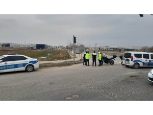 Şanlıurfa-akçakale Yolu Üzerinde Bir Arsada Poşet İçerisinde Bilye İle Güçlendirilmiş El Yapımı Patlayıcı Bulundu. Karayolu Trafiğe Kapatılırken, Polis Olay Yerinde Geniş Güvenlik Tedbirleri Aldı. Bomba Uzmanlarının İnceleme