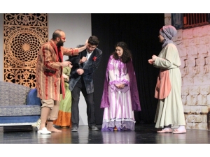 Ebb Şehir Tiyatrosu’ndan Yeni Bir Oyun Daha: Zoraki Tabip