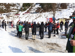 Soğuğa Aldırmadan Gölde Yüzdüler