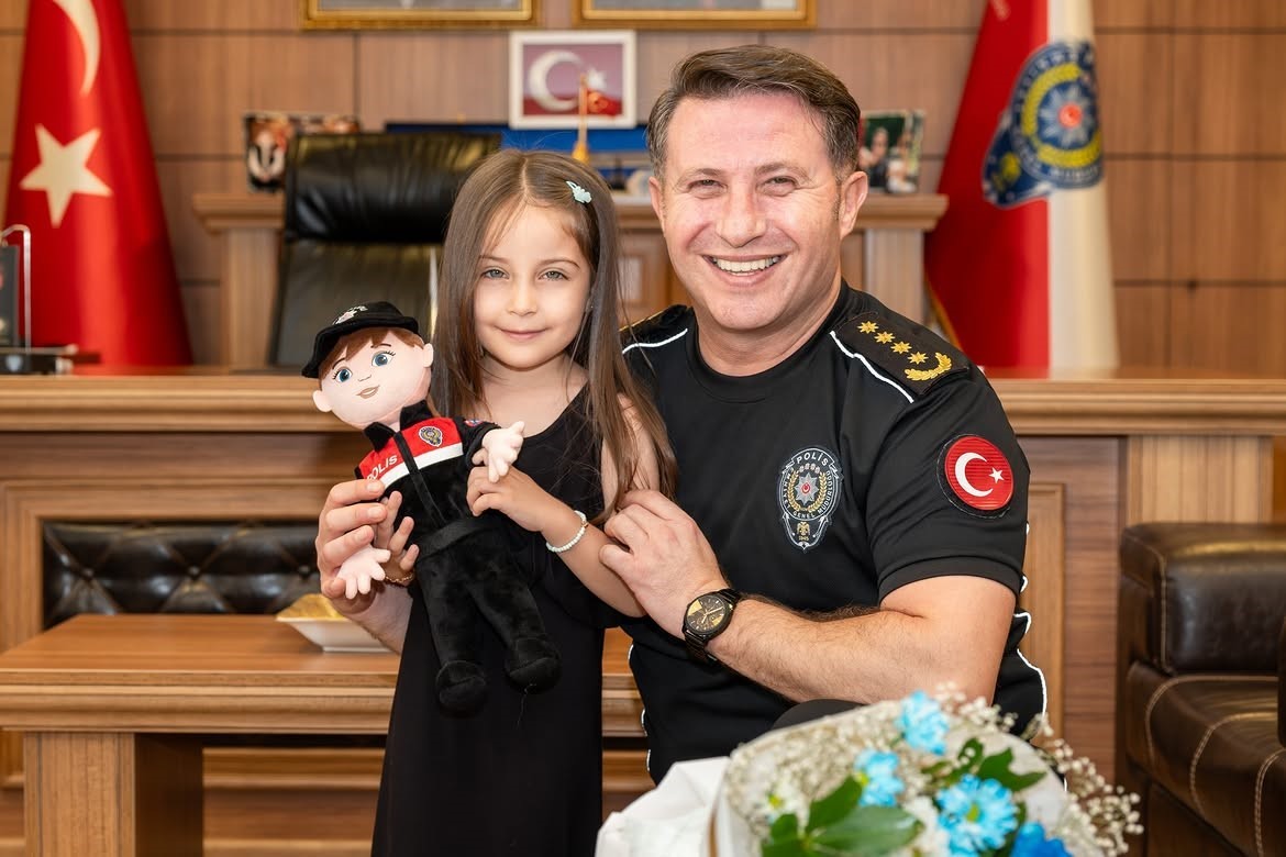 gazi-kizina-yunus-polis-bebegi-hediye-edildi