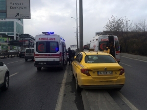 E-5’te Ticari Taksi Aydınlatma Direğine Çarptı: 1 Yaralı