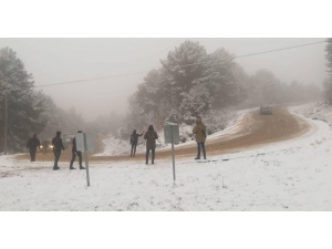 Kar Görmeye Giden Vatandaşlar Araçlarıyla Mahsur Kaldı