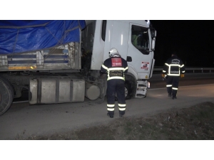 Balataları Isınan Tırın Lastikleri Yandı