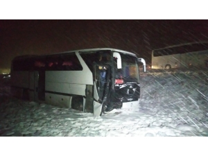 Genç Futbolcuları Taşıyan Otobüs Yoldan Çıktı: 7 Yaralı