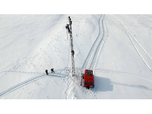 ’Kar Kaplanları’, Köyleri Elektriksiz Bırakmamak İçin Ölüme Meydan Okuyor