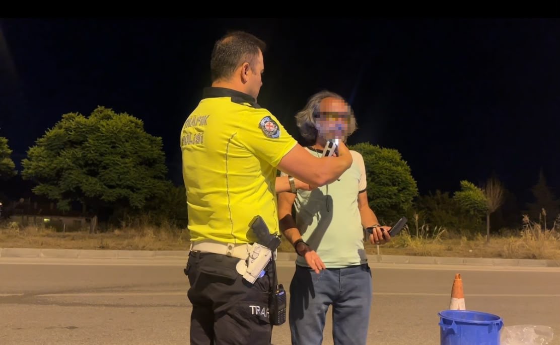 denetim-yapan-polislere-selam-vermek-icin-araciyla-yanlarina-gitti-3-28-promil-alkollu-cikti