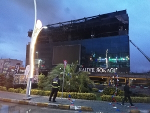 Kocaeli’de Avm’de Yangın 4 Saatte Kontrol Altına Alındı