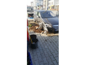 Kontrolden Çıkan Otomobil Dükkana Girmek Üzereyken Son Anda Durdu