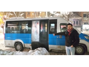 Servis Minibüsünün Camını Kırarak 300 Tl Çaldılar