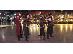 "Türkler Geliyor" Filmine Akıncı Kostümleriyle Gittiler