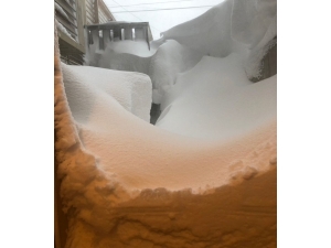 Kanada’da Kar Kalınlığı 2 Metreyi Aştı, Evlerin Çevresi Karla Kaplandı