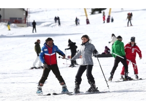 Uludağ’da Acemi Kayakçılara 2 Saatte Eğitim