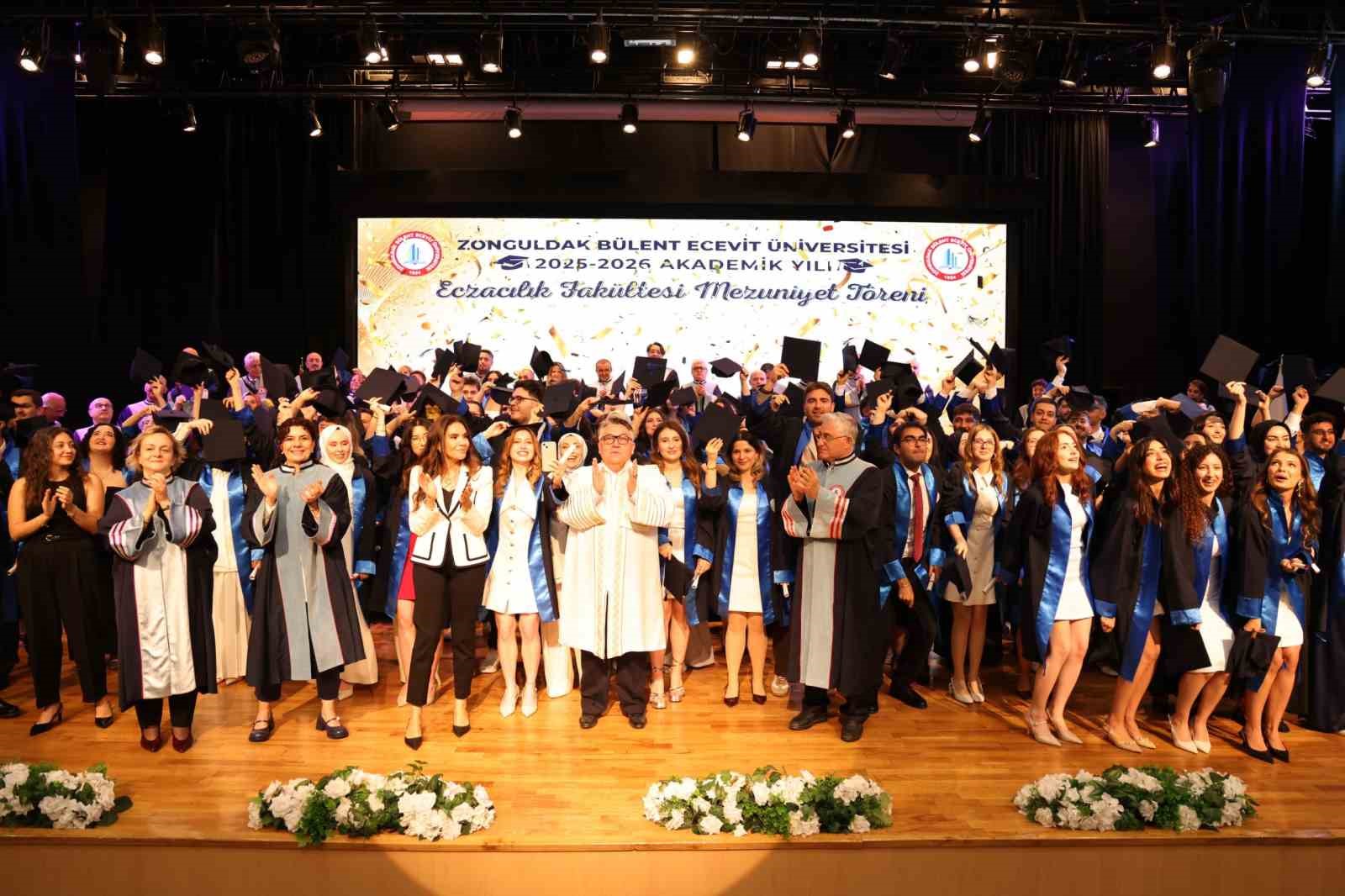 beun-da-gelecegin-eczacilari-mezuniyet-sevinci-yasadi