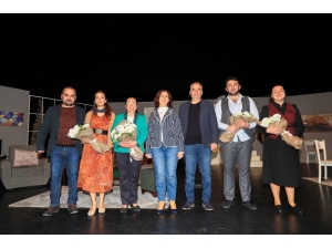 Başkan Zolan’dan ‘Geç Kalanlar’ İsimli Tiyatro Oyununa Tam Not