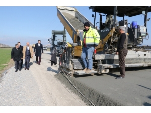 Manisa’da Kışa Rağmen Yol Yapım Çalışmalarına Devam Ediyor