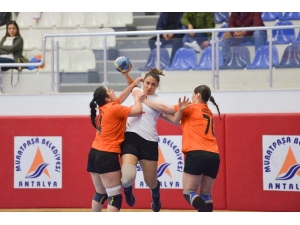 Kadın Hentbol Takımı Haftayı Galip Bitirdi