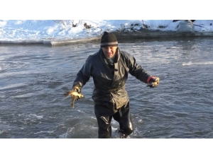 Kars’ta Eksi 25 Derece Soğukta Balık Avı