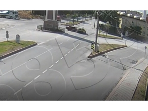 Kütahya’da 2 Otomobilin Çarpıştığı Trafik Kazası Kamerada