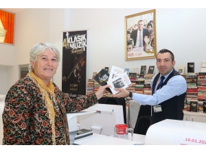 Ataşehir’de Klasik Müzik Festivali’nde “Bir Kitap, Bir Bilet” Kampanyasıyla Bin Kitap Toplandı