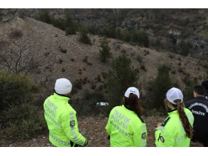 Otomobille 100 Metreden Kanyona Uçtu