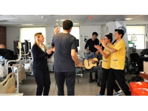 Diyaliz Hastalarına Müzikle Moral Verdiler